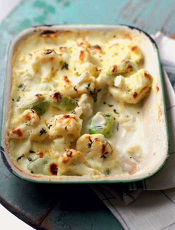 Запеченная курица с соусом бешамель и луком-пореем