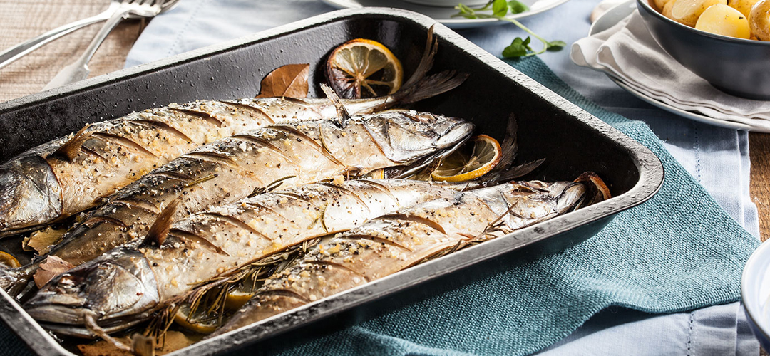 Запеченная скумбрия в белом вине с розмарином и лимоном