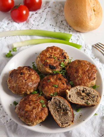 Биточки мясные с грибами