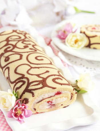 Рулет с клубникой